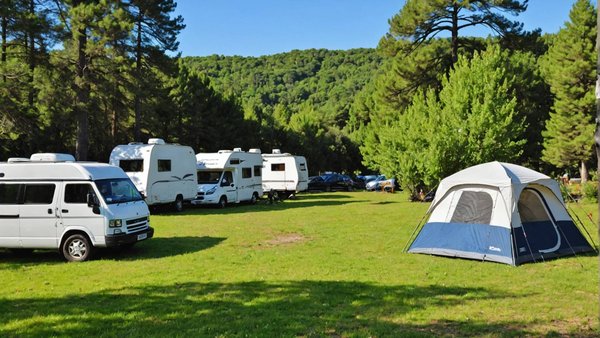 Guide Complet du Camping Naturiste dans le Sud de la France : Destinations et Astuces pour un Séjour au Naturel
